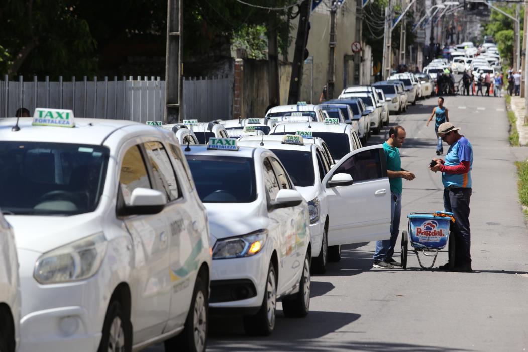 Táxis de Fortaleza devem ter aumento na tarifa  (Foto: FÁBIO LIMA)