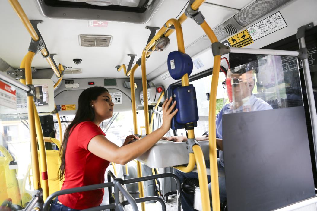 FORTALEZA, CE, BRASIL, 17-07-2017: Passageiros passam passagem no aparelho eletrônico (GET), na catraca pela frente. Novo embarque confunde passageiros, primeiro dia de operação a ter embarque de passageiros pela frente dos ônibus. (Foto: Mariana Parente/Especial para O POVO) (Foto: MARIANA PARENTE)