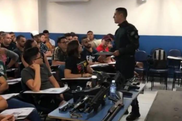 O professor, que é policial militar, apresentou armas durante a aula - o que é irregular, segundo a PMCE 