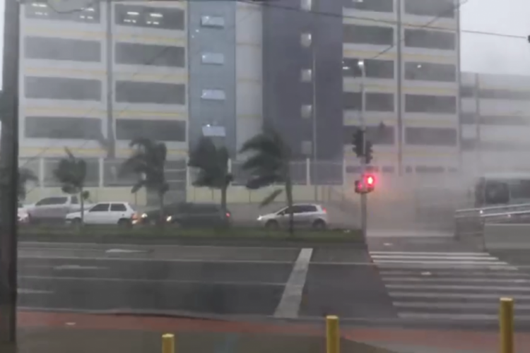 Ventos fortes foram registrados na manhã desta quarta-feira, 27, em Fortaleza (Foto: Reprodução/O POVO)