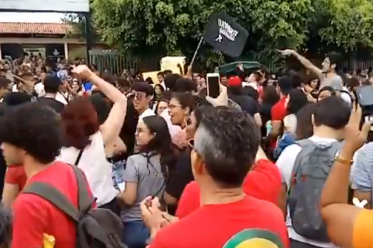 Manifestantes concentram em frente a órgão vinculado à Seduc em Juazeiro do Norte