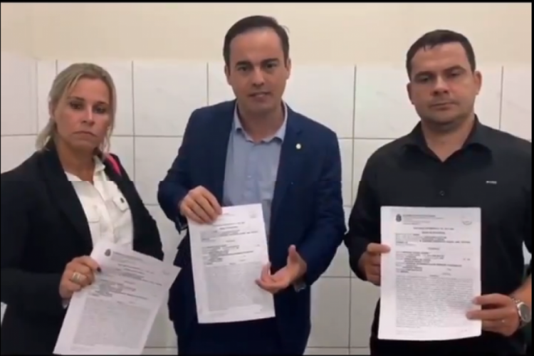 Capitão Wagner (Pros) e os deputados federais Major Fabiana (PSL-RJ) e Capitão Alberto Neto (PRB-AM) mostram Boletim de Ocorrência registrado contra o senador Cid Gomes (PDT)