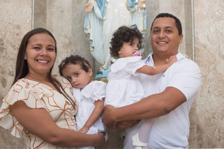 As gêmeas Maria Ysadora e Maria Ysabelle no colo dos pais, Débora e Diego Farias, em seu batizado, realizado neste ano