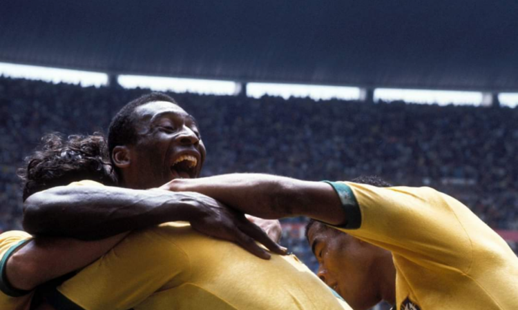 Pelé e companheiros se abraçam após gol de Carlos Alberto, na Copa de 1970(Foto: Reprodução/FIFA )