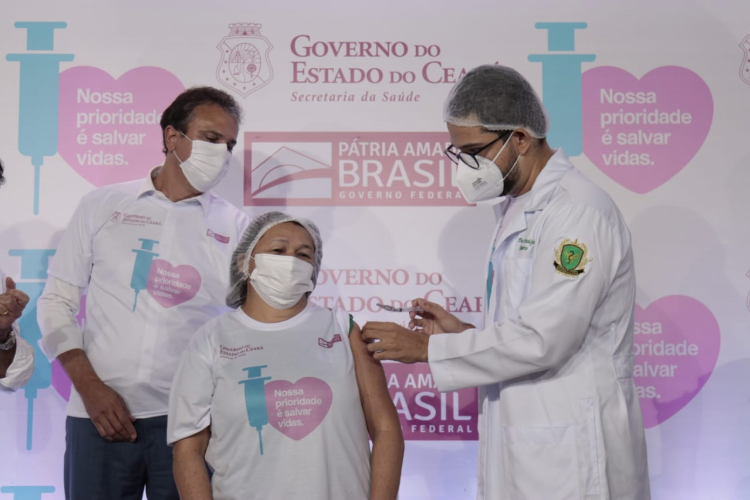 Vacina No Ceará Técnica De Enfermagem E Auxiliar De Serviços Gerais São Primeiros Vacinados