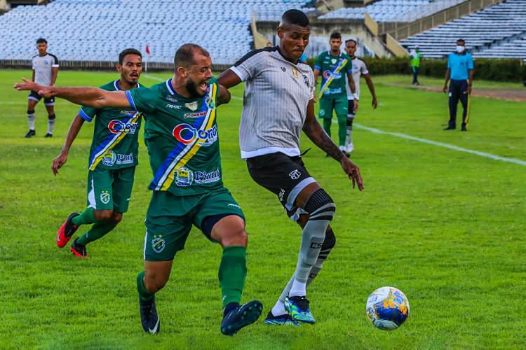 Atacante Cléber disputa bola no jogo Altos-PI x Ceará, no estádio Albertão, em Teresina, pela Copa do Nordeste