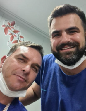 O cirurgiã oMarvel Pelúcio Falcão divulgou imagem ao lado do senador Flávio Bolsonaro na UPA do Pecém