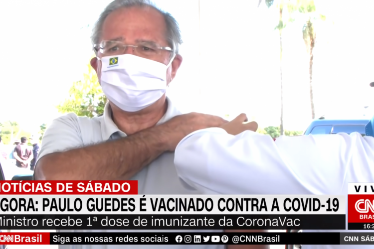 Apesar das críticas, Guedes foi imunizado com a Coronavac em março