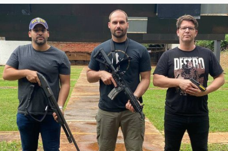 Mario Frias ao lado de Eduardo Bolsonaro e André Porciuncula