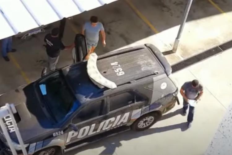 DJ Ivis entrando na viatura policial antes de ser transferido para presídio em Aquiraz