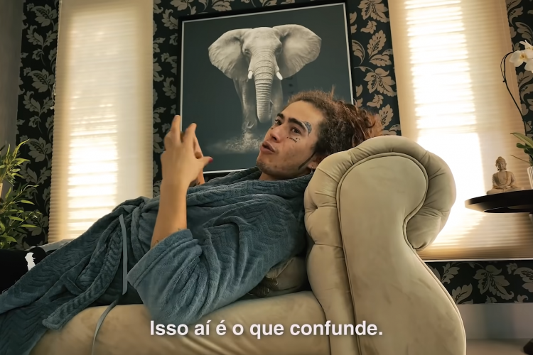 Durante o diálogo, o comediante ironiza a adoração de fãs, proporcionada pela fama