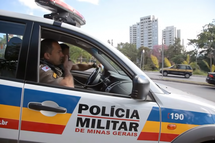 Para evitar as agressões, a vítima havia se trancado com os filhos em um quarto e acionou a Polícia Militar. Quando os agentes de segurança chegaram, eles viram o homem com a faca nas mãos.