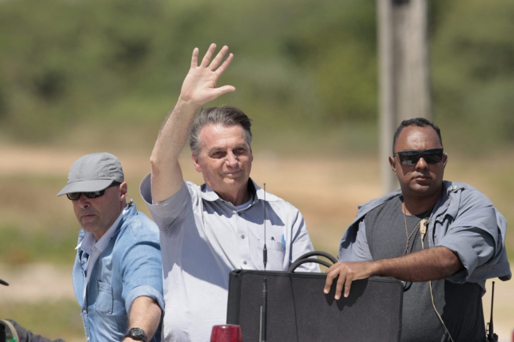 Bolsonaro circula em carro aberto por ruas de Juazeiro do Norte nesta sexta-feira, 13 de agosto de 2021