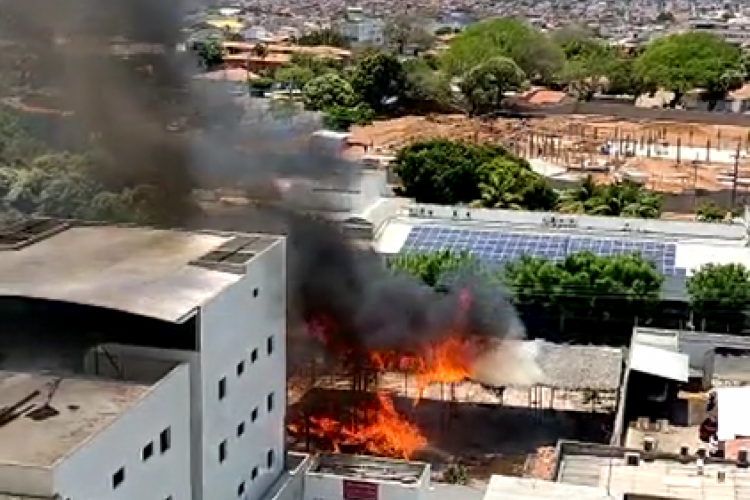 Incêndio foi debelado pelo Corpo de Bombeiros nesta manhã de segunda-feira, 27