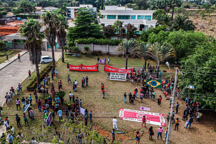 Manifestantes do MTST protestam em frente à mansão de Flávio Bolsonaro, em 2021