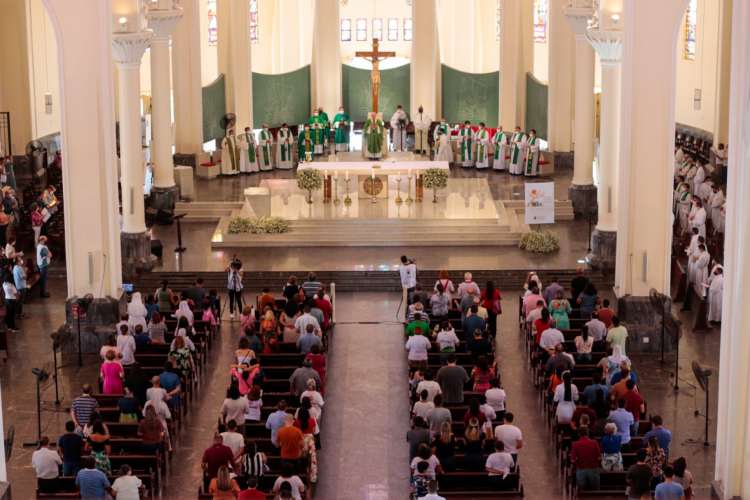 Missa na Catedral de Fortaleza no primeiro domingo após liberação de 100% da capacidade do público nas igrejas do Ceará