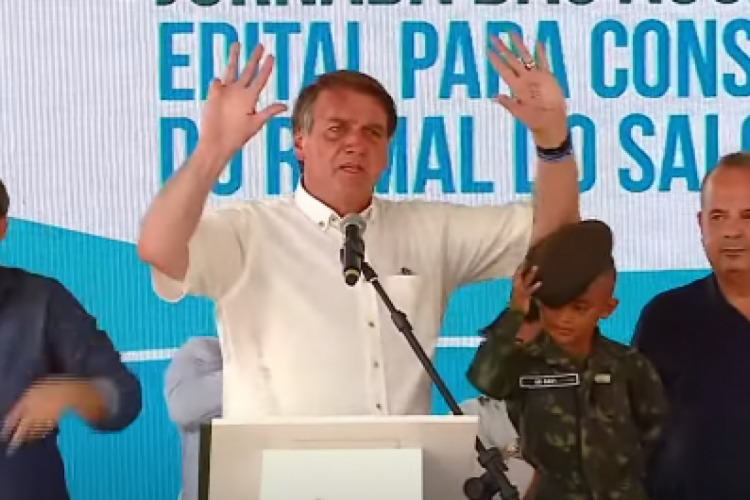 Bolsonaro imita Lula e faz gesto com nove dedos durante visita ao Ceará 