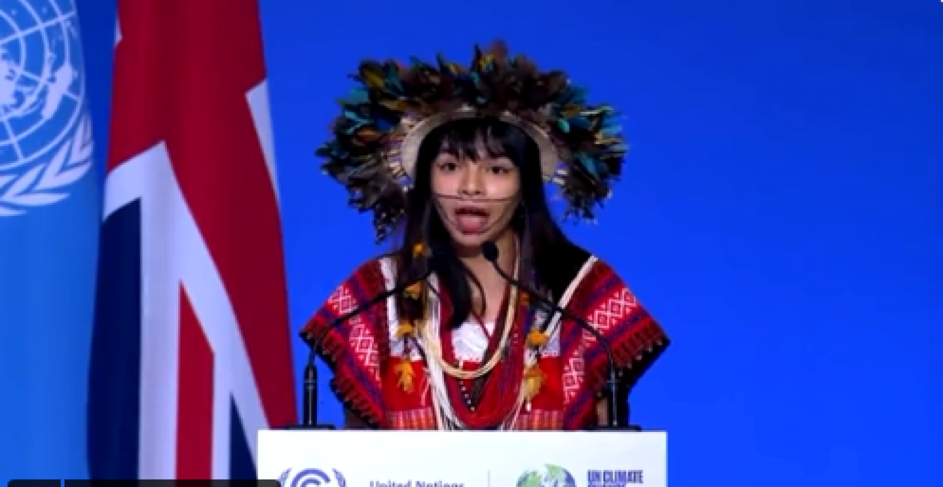 Fundadora do Movimento da Juventude Indígena em Rondônia e estudante de Direito, Txai Suruí, discursou na COP26 (Foto: Reprodução)