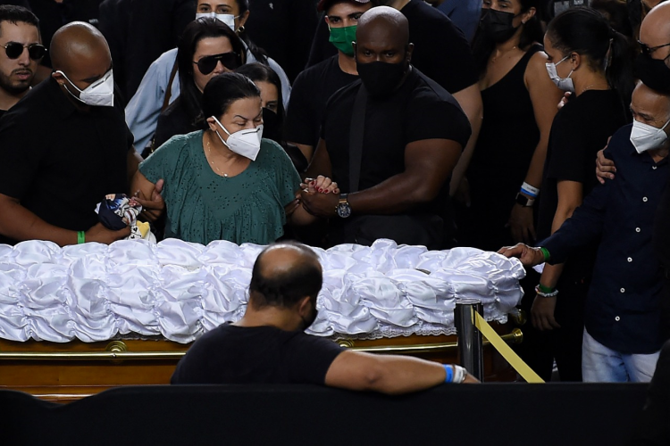 De verde, Ruth Dias, mãe de Marília Mendonça