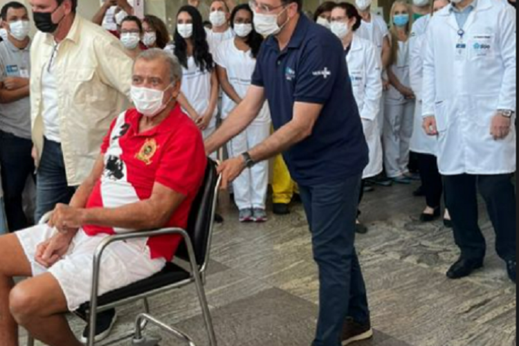 Adelino Gomes Silva Filho, de 70 anos, na saída do hospital Ronaldo Gazolla, no Rio de Janeiro