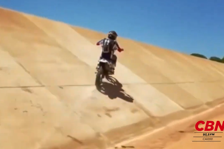 Motociclistas realizando manobras arricadas dentro do cinturão das águas em Barbalha.