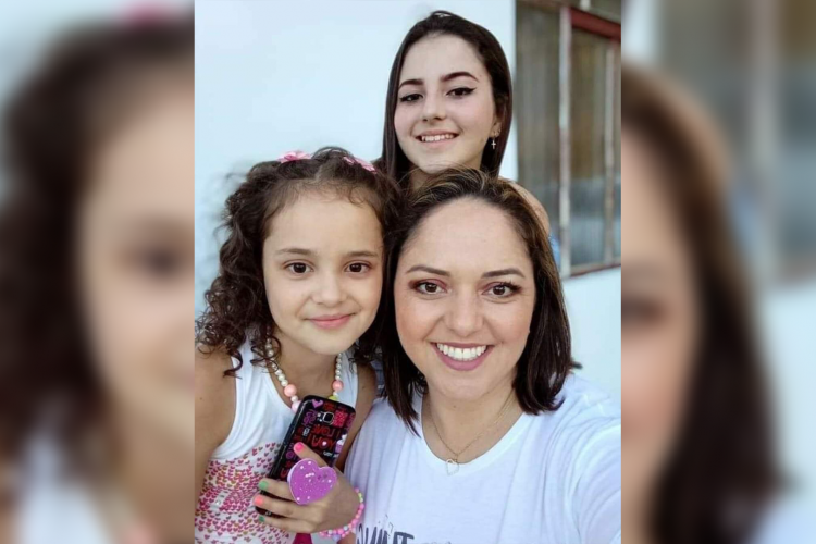 A mãe Daiani e as filhas Dainary, de 13 anos, e Leonara Milena, 8