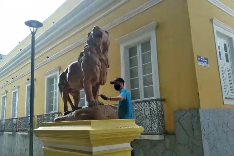 Após erro, empresa remove pintura de estátuas da Praça dos Leões
