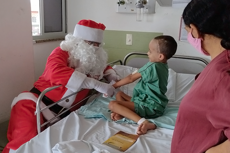 Crianças internadas em tratamento no Hospital Infantil Albert Sabin (Hias) receberam nessa quarta-feira, 8, a visita do Papai Noel durante uma das celebração de Natal da Unidade