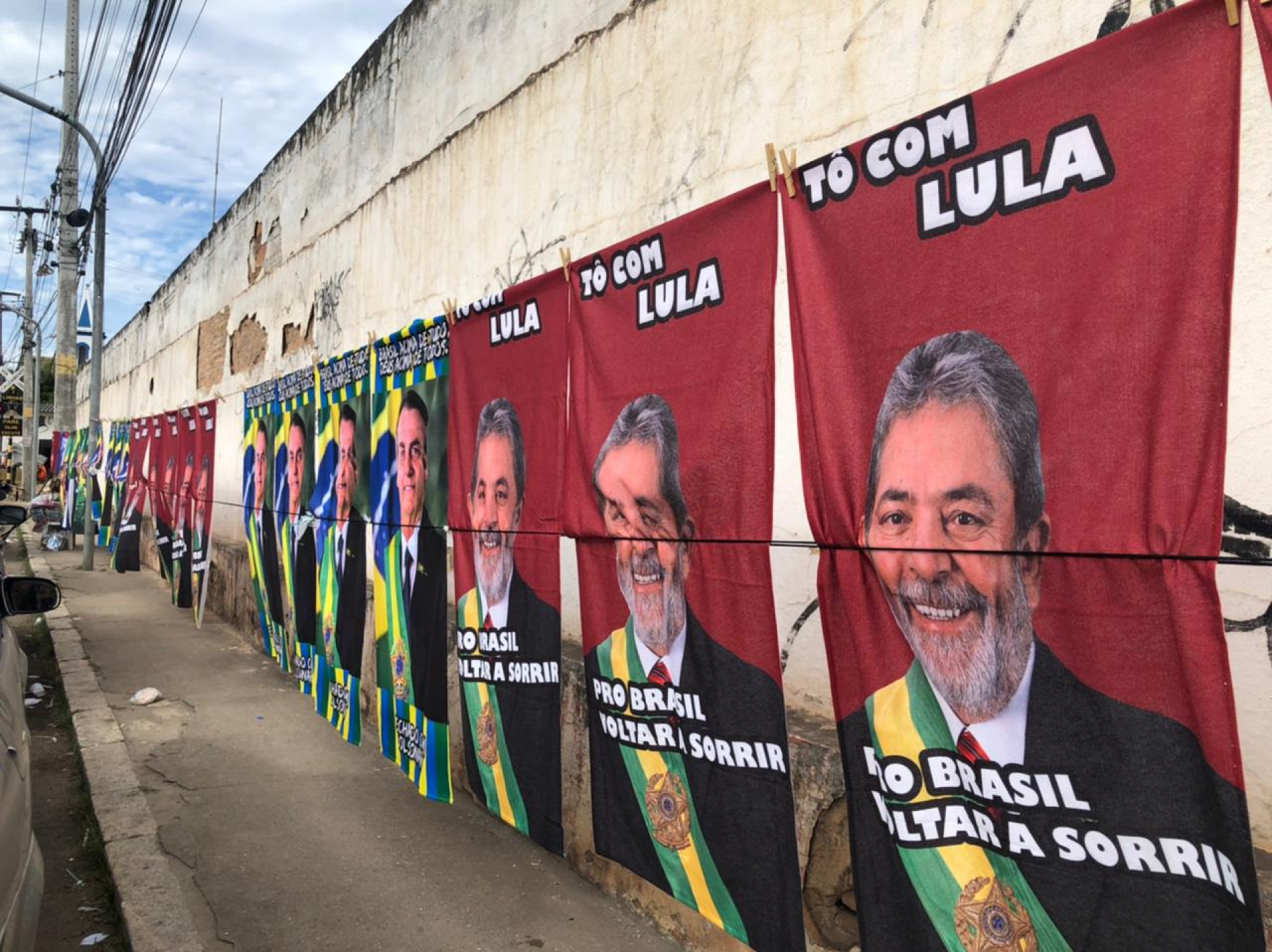 Toalhas do presidente Jair Bolsonaro e do ex-presidente Lula