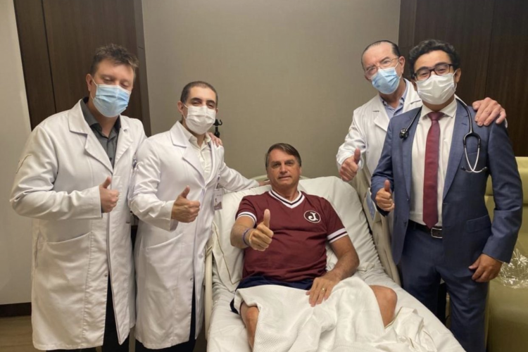 Bolsonaro com equipe do hospital