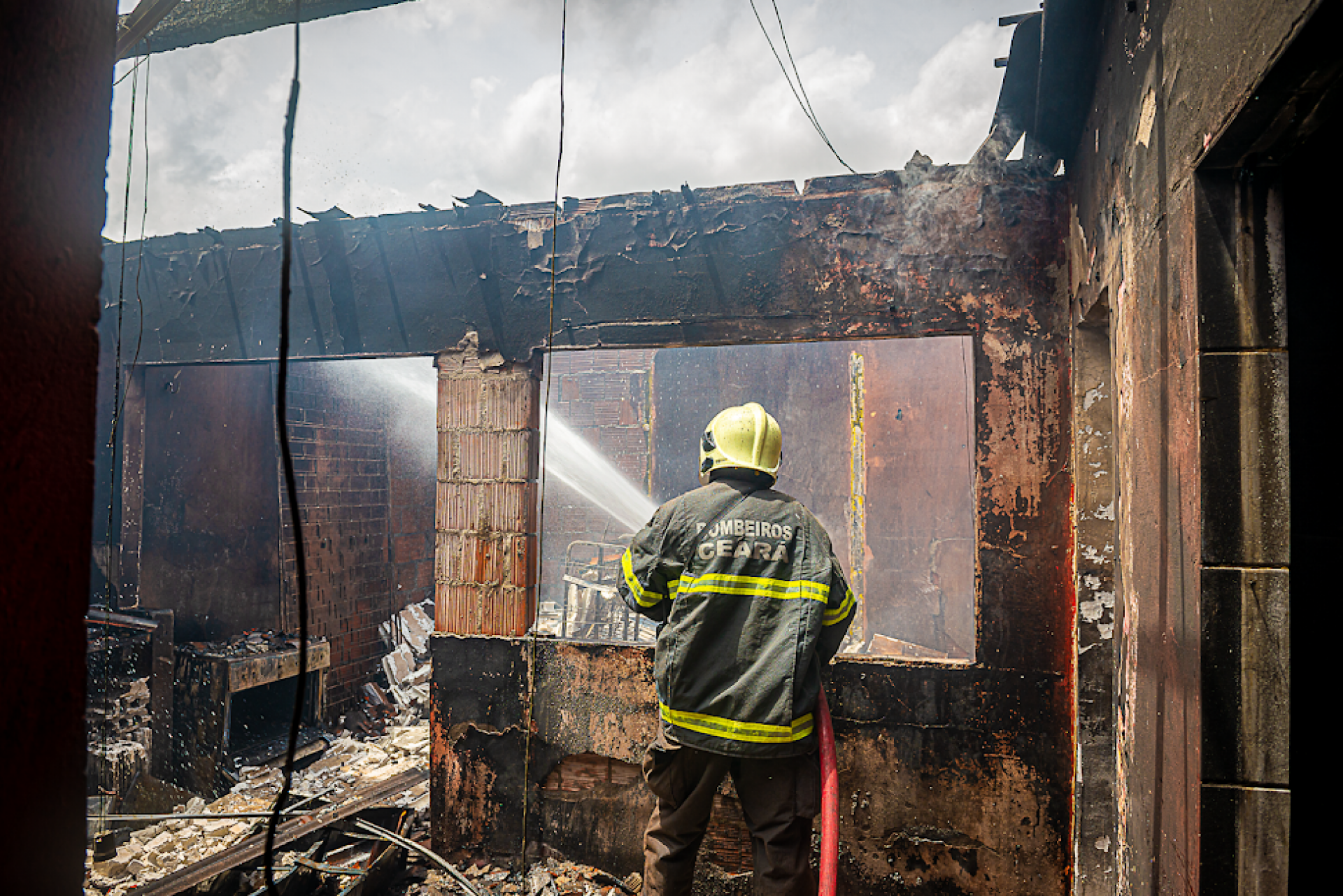 Incêndio é debelado por bombeiros no Planalto Ayrton Senna