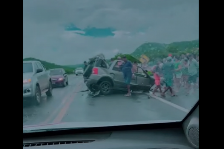 Colisão foi entre um caminhão e um carro de passeio.