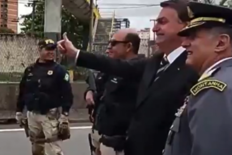 Bolsonaro acenava para motoristas que passavam na Via Dutra quando foi xingado