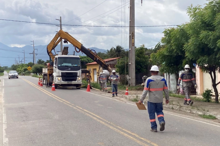 Enel Ceará iniciou, neste sábado (29), a instalação de uma rede de transmissão de energia de alta tensão, dentro da aldeia Olho d’Água, no território indígena Pitaguary, em Maracanaú – CE, sem o conhecimento dos moradores locais