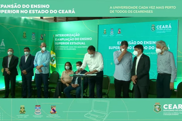 O Governador Camilo Santana assina decreto que institui a ampliação e interiorização do Ensino Superior estadual.