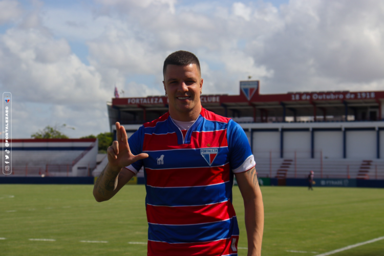 Renato Kayzer veste pela primeira vez a camisa do Fortaleza