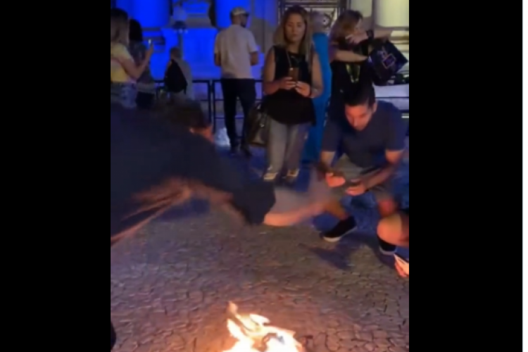 Manifestantes queimam máscaras de covid-19 em frente ao palácio do governo