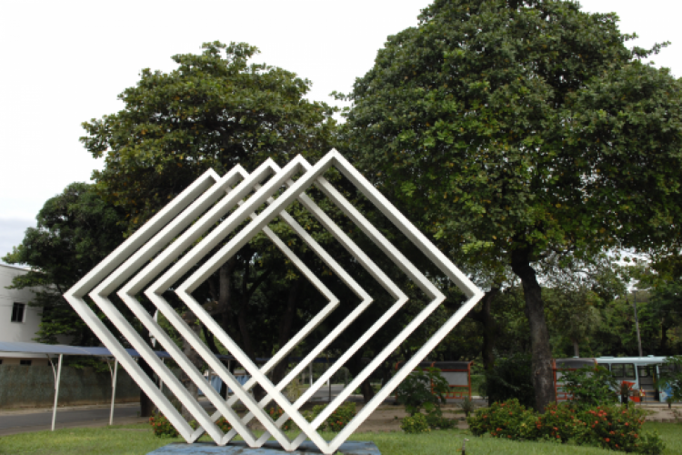 Ponto de ônibus do Pici foi retirado para melhorar visualização do monumento 'Quadrados', de Sérvulo Esmeraldo