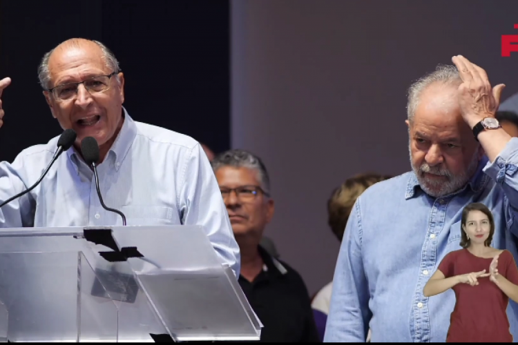 Geraldo Alckmin (PSB) se empolga ao falar de Lula durante evento com movimentos sindicais em São Paulo.