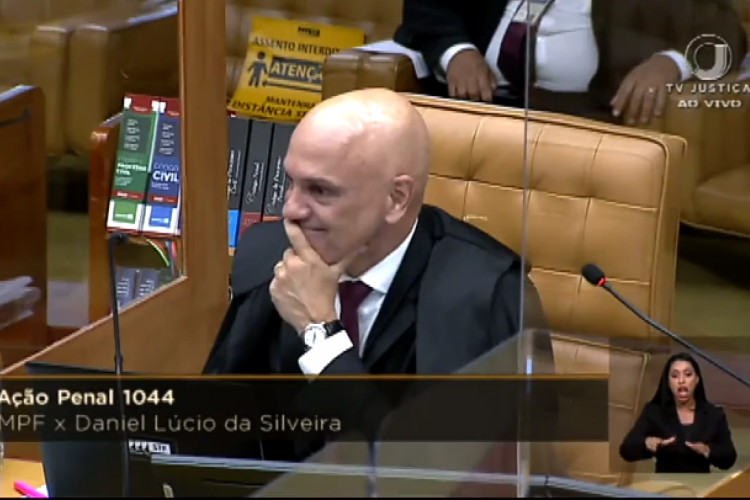 Alexandre de Moraes ri discretamente ao ouvir fala de Daniel Silveira contra ele.