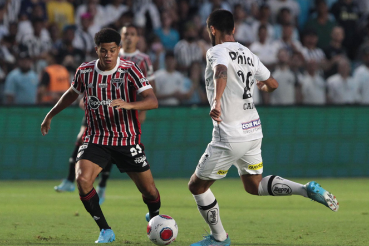 São Paulo e Santos se enfrentam pelo Brasileirão Série A 2022 hoje, 2; onde assistir ao vivo e horário do jogo.  