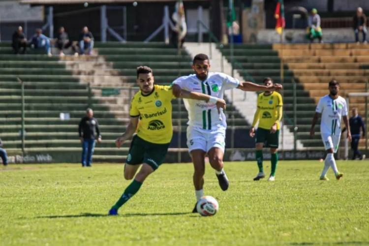 O Verdão da Vila perdeu para o Ypiranga, do Rio Grande do Sul, por 2 a 0. Apesar do resultado, o time cearense permanece na vice-liderança da competição 
