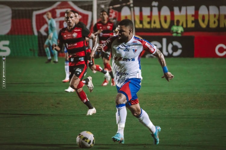 Vitória e Fortaleza se enfrentaram pela Copa do Brasil 2022, no Barradão. Na foto, Romarinho disputa bola com adversário. 