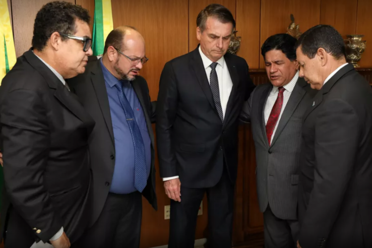 Pastor Gilmar dos Santos com o presidente Jair Bolsonaro e outros políticos 
