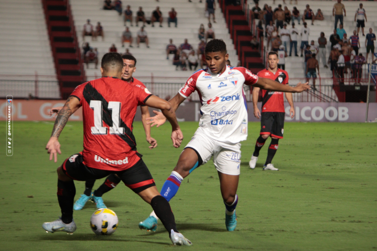 Atlético-GO e Fortaleza, no estádio Antônio Accioly, em partida válida pela 17ª rodada do Brasileirão 2022