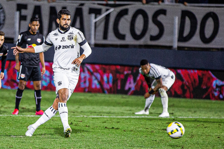 O atacante foi para penalidade após Erick perder duas cobranças que foram anuladas pela arbitragem