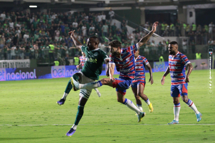 Juninho Capixaba, lateral-esquerdo do Fortaleza, durante confronto contra o Goiás