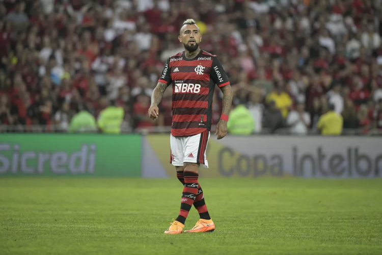 Apesar de ter pedido para jogar e de postagens demonstrando positividade, Vidal estava abatido.