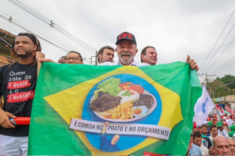 Ex-presidente Luiz Inácio Lula da Silva em agenda de campanha no Complexo do Alemão. 