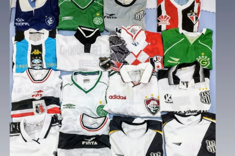 Ex-jogador colocou camisas antigas à venda no Instagram. 